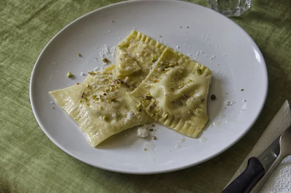 Ravioli sazonado con pistacho y aceite de oliva —  Fotos de Stock