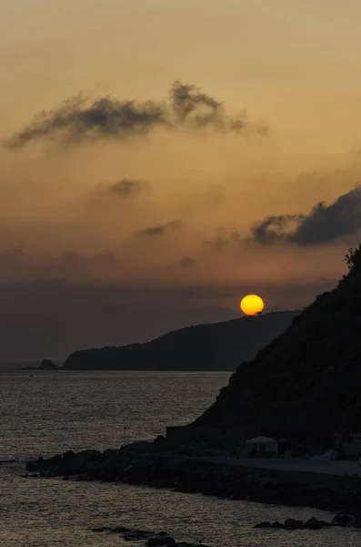 美しい黄色の丸い太陽 — ストック写真