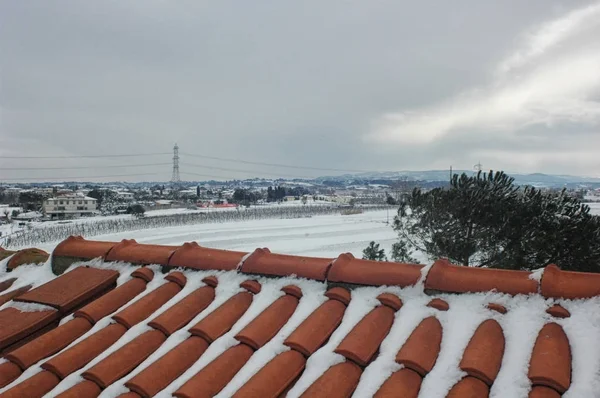 Neve no telhado de uma casa — Fotografia de Stock
