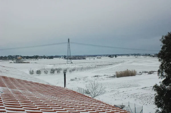 Śnieg na dachu farmy — Zdjęcie stockowe