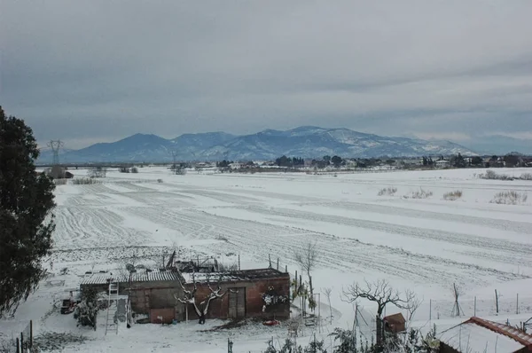 Neve no campo após a tempestade de inverno — Fotografia de Stock