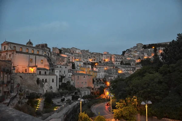 The baroque town of Ragusa at evening — Stock Photo, Image