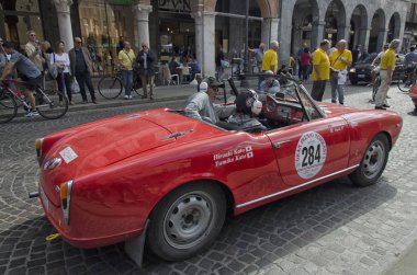 Sürücü ve navigator Nuvolari Grand Prix başlamak için hazır