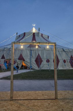 Bir çerçevenin içinde Circus çadır