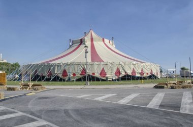 Sirk çadırının meydanda monte