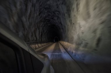 Arabadan oyulmuş tünel