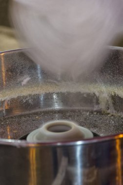 Lezzetli pamuk helva yapmak için makine