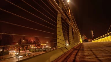 Yaya köprüsü ve hızlandırılmış trafikte