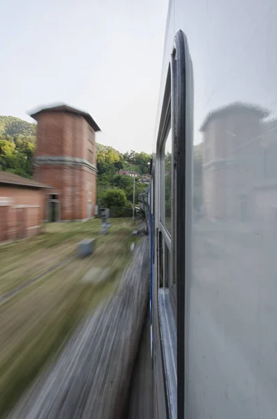 Comboio a sair da estação — Fotografia de Stock