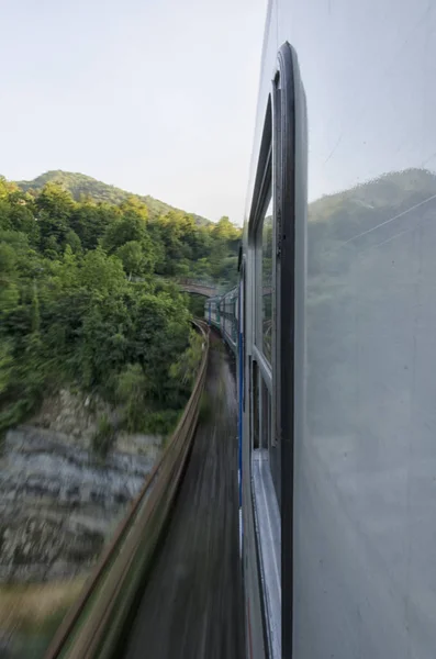 Treno attraverso un bellissimo paesaggio — Foto Stock