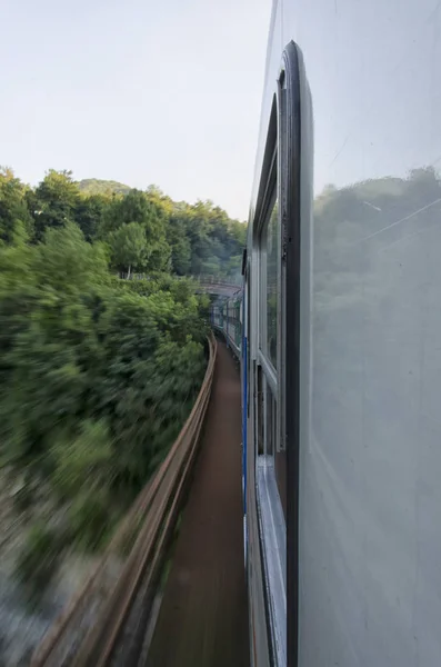 Treno attraverso un ponte — Foto Stock