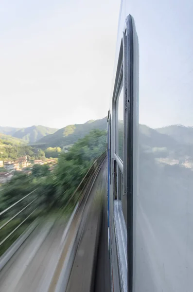 Train à pleine vitesse sur les Apennins — Photo