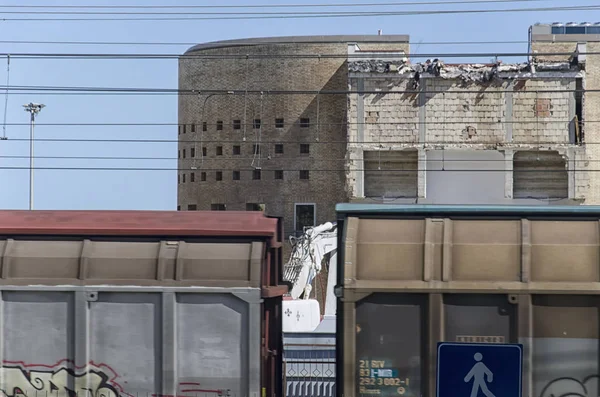 Tren que pasa frente a un edificio — Foto de Stock