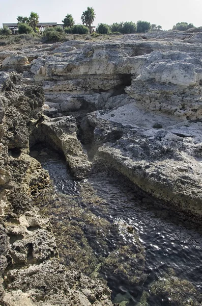 De prachtige uitgegraven rotsen van Apulië — Stockfoto