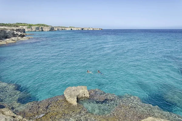 Persone che fanno il bagno nel bellissimo mare del Salento — Foto Stock