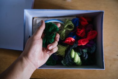 Nakış malzemeleri bir kutunun içinde