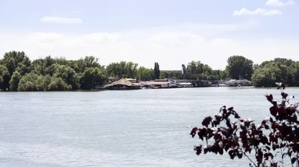 Barcos y balsas anclados en el río Danubio con hermosa sk azul —  Fotos de Stock