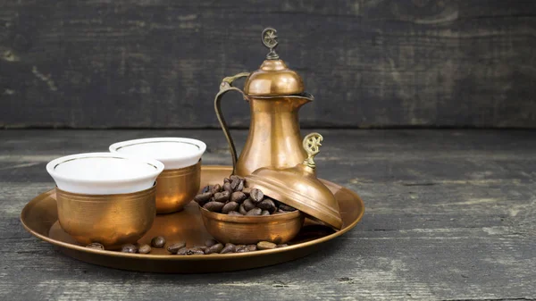 Türkischer Kaffee mit traditionellem Kupfer-Servierset — Stockfoto