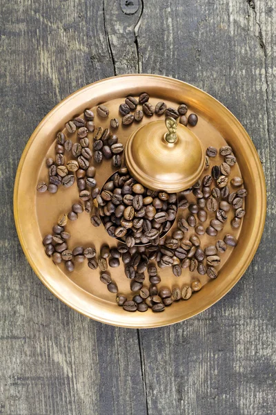Grains de café avec ensemble de service en cuivre traditionnel — Photo