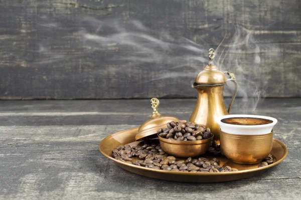 Türkischer Kaffee mit traditionellem Kupfer-Servierset — Stockfoto