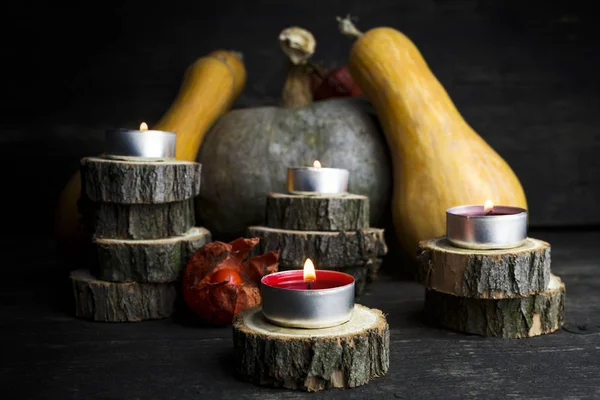 Feliz Día de Acción de Gracias, Decoración sobre una mesa de madera con Burnin —  Fotos de Stock