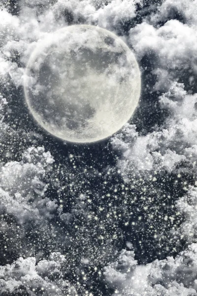 Vánoční noc zimní pozadí s temnou oblohu, měsíc, hvězdy, mraky a padající sníh — Stock fotografie
