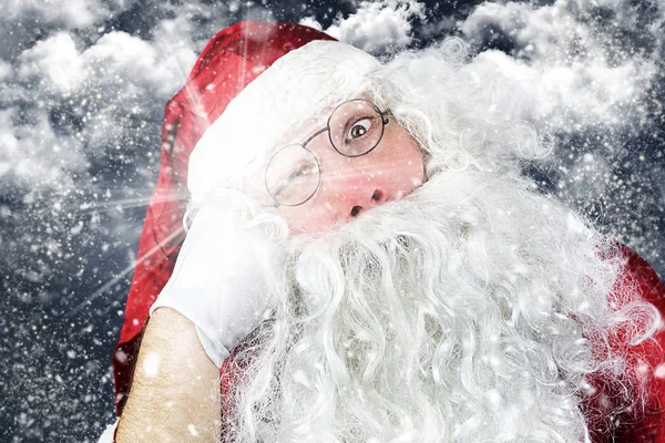 Papai Noel na noite de Natal perfurado na cara — Fotografia de Stock