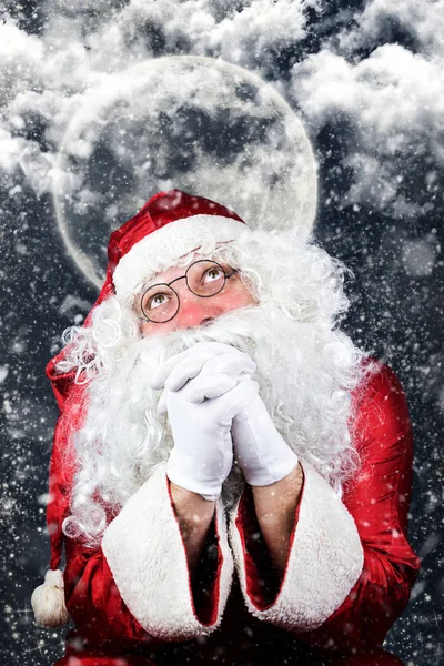Papai Noel na Noite de Natal Orando — Fotografia de Stock