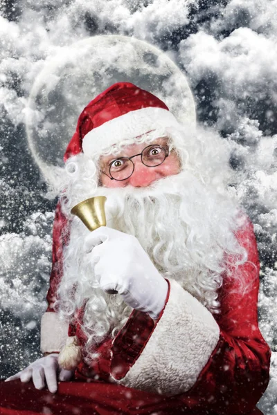 Papai Noel na noite de Natal com sino dourado em sua mão — Fotografia de Stock