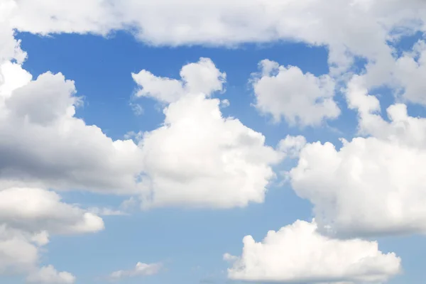 Nuvens fofas no céu azul — Fotografia de Stock