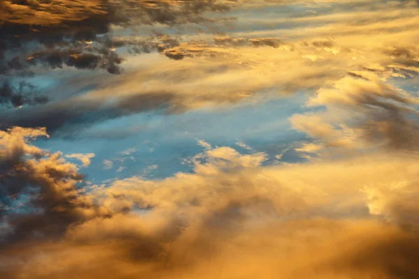 Farbenfrohe himmelorange warme Wolken am Himmel bei Sonnenuntergang — Stockfoto