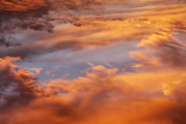 Barevné nebeské oranžové teplé mraky na obloze při západu slunce — Stock fotografie