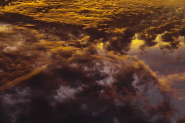 Barevné nebeské oranžové teplé mraky na obloze při západu slunce — Stock fotografie