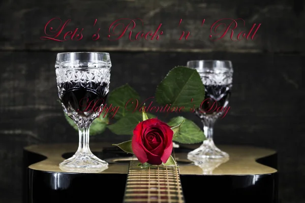 붉은 장미와 와인 안경 어쿠스틱 기타에 — 스톡 사진