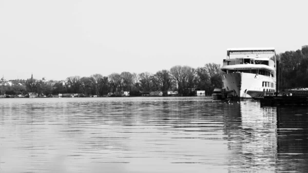 Fartyget ligger för ankar på floden Donau — Stockfoto