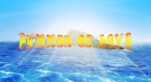 Sommer der Liebe. Blaues Meer und Insel im Hintergrund mit Text — Stockfoto