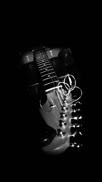 Elgitarr som vilar på Amplifire i musikstudio — Stockfoto