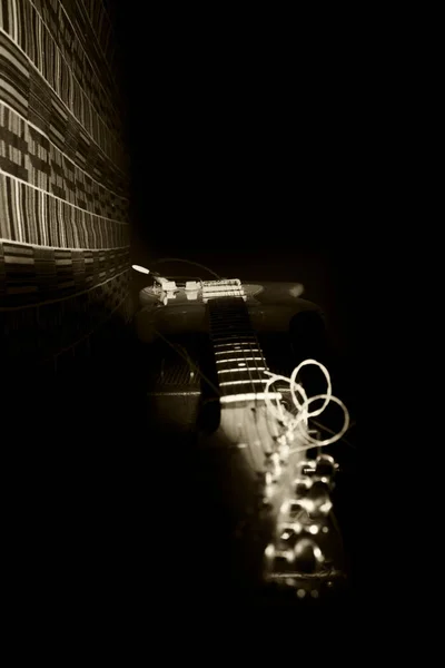 Guitarra Elétrica descansando em Amplifire no Estúdio de Música — Fotografia de Stock