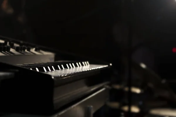Fortepian klawiatury w Studio muzyki. Instrumenty muzyczne — Zdjęcie stockowe