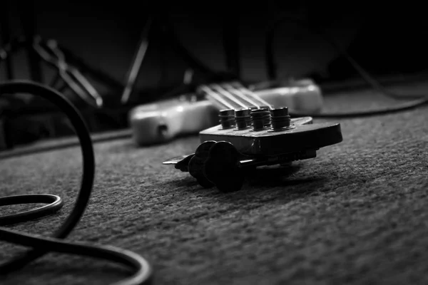 音楽スタジオでベース ・ ギター。楽器・楽器・機器 — ストック写真