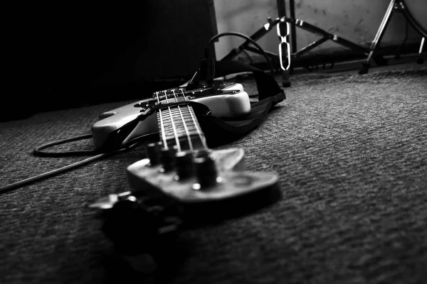 Bassgitarre im Musikstudio. Musikinstrumente und Ausrüstung — Stockfoto