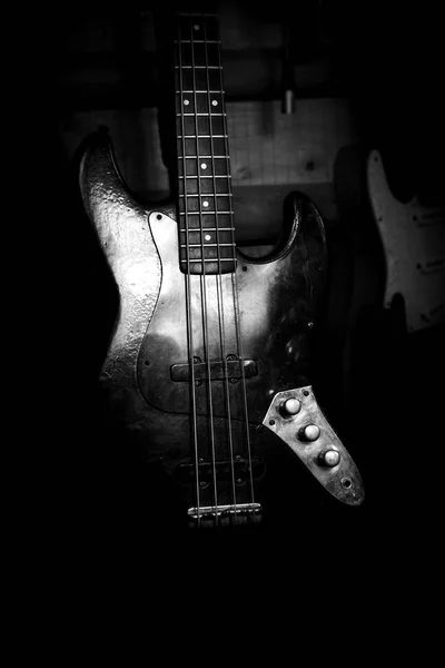 Бас-гитара в музыкальной студии. Музыкальные инструменты и оборудование — стоковое фото