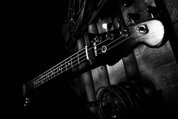 Bass Guitar In Music Studio (em inglês). Instrumentos e Equipamentos Musicais — Fotografia de Stock