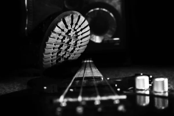 베이스 기타에 스테핑 부팅 전투. 하드 록과 헤비메탈 개념 — 스톡 사진