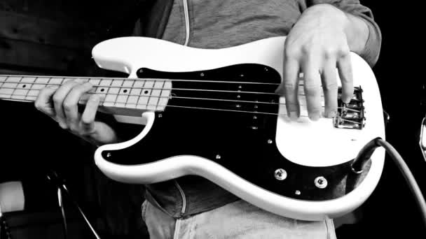 Basszusgitáros Játszik Basszus Gitár Közelről — Stock videók