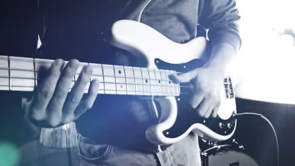 Bajo Guitarrista Tocando Bajo Guitarra Cerca — Vídeo de stock