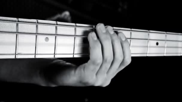 Бас Гітарист Грає Бас Гітара Крупним Планом — стокове відео