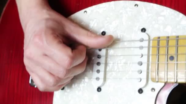 Κιθαρίστας Παίζει Κιθάρα Στο Στούντιο Μουσικής — Αρχείο Βίντεο