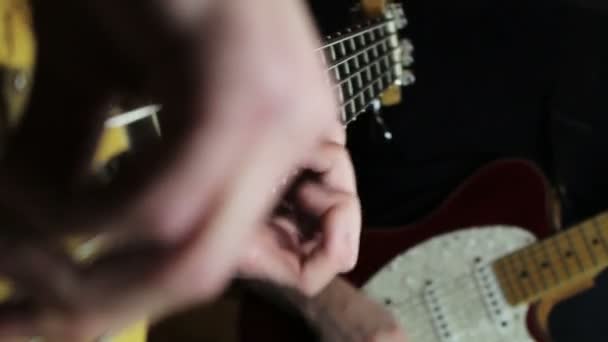 Guitarrista Bajista Ensayando Music Studio — Vídeo de stock
