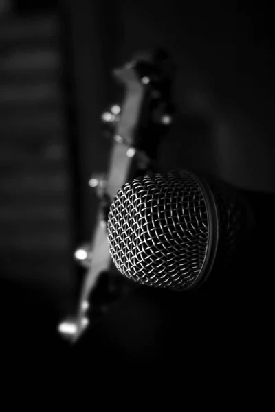 Mikrofon Closeup with a háttérben basszusgitár — Stock Fotó